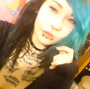 Meet your Posher, Manda the strange